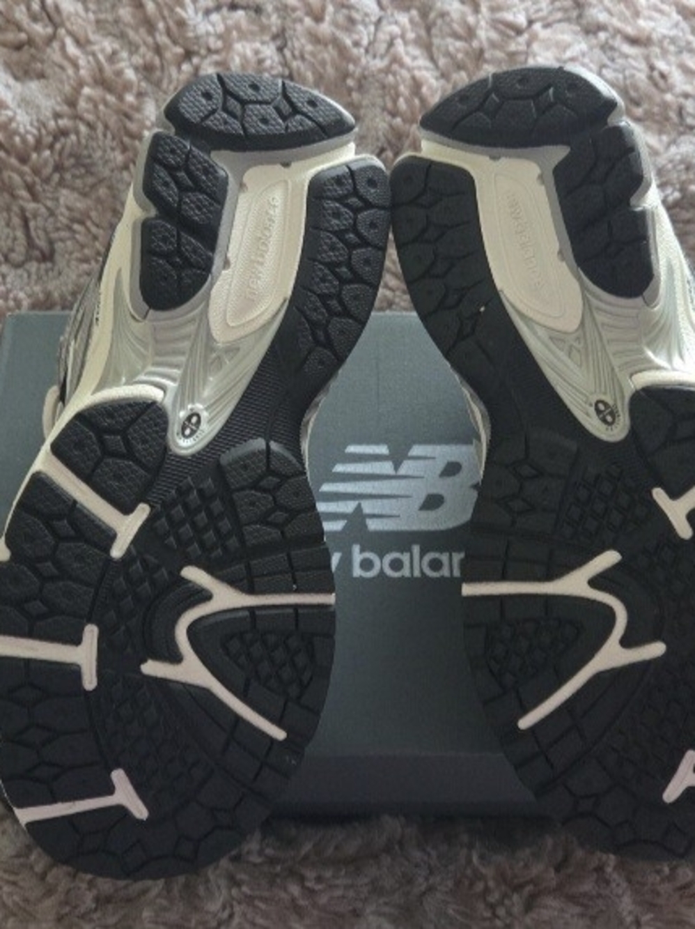 New Balance White and Black Athletic Lace-Up Trainers - Picture 5 of 7